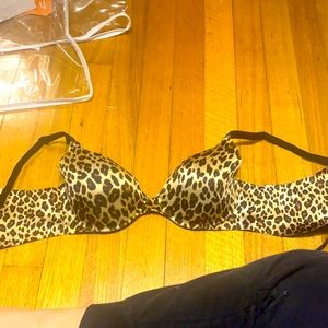 This leopard print bra is in great condition barely worn!